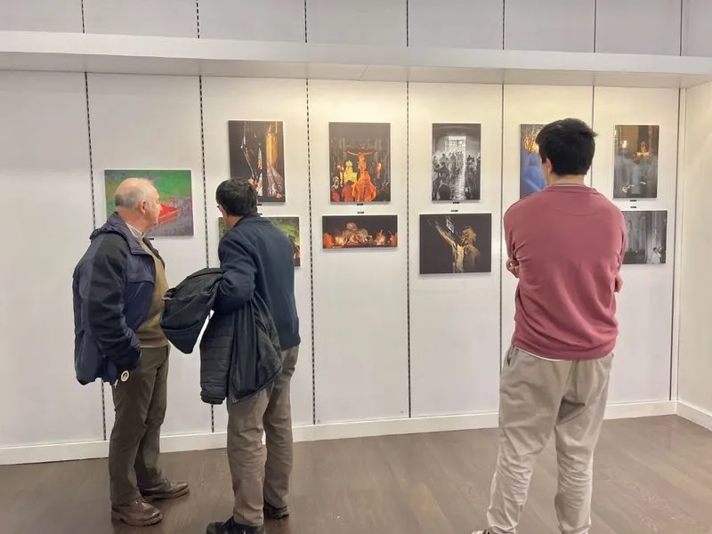 Exposición de las fotografías de la Hermandad del Cristo del Amor y la Paz en el centro comercial El Tormes