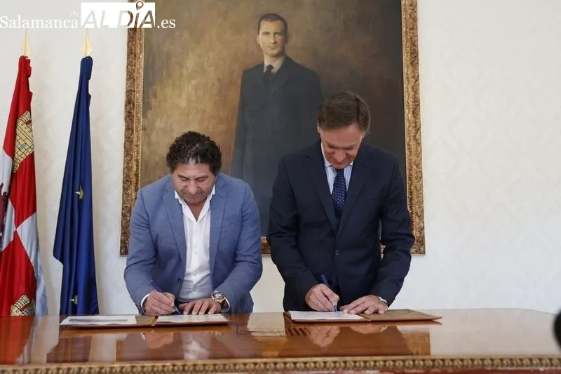 El alcalde de Salamanca, Carlos García Carbayo, firma un acuerdo con Bernabé Campal | fotos: David Sañudo 