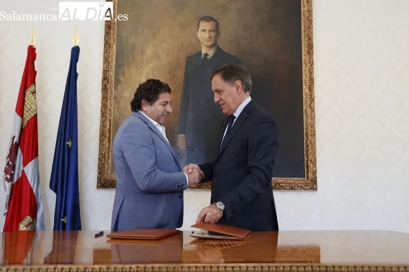 El alcalde de Salamanca, Carlos García Carbayo, firma un acuerdo con Bernabé Campal | fotos: David Sañudo 
