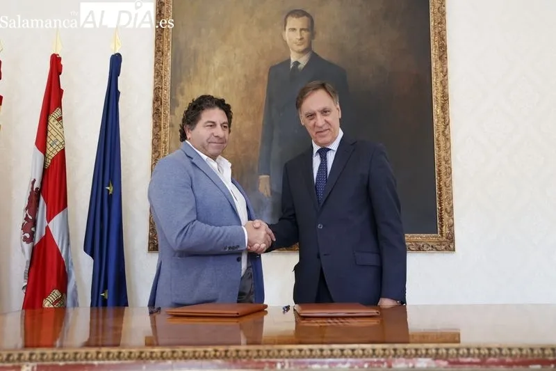 El alcalde de Salamanca, Carlos García Carbayo, firma un acuerdo con Bernabé Campal | fotos: David Sañudo 