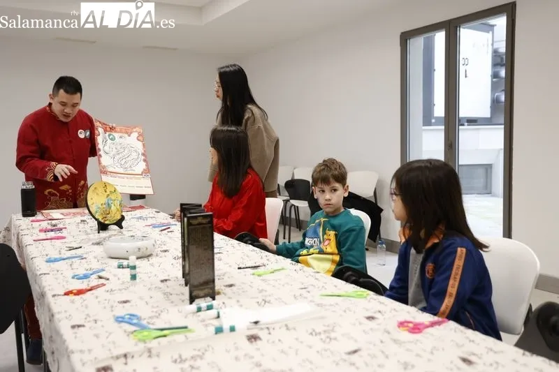 La concejala de Festejos y Tradiciones, Carmen Seguín, visita los talleres de manualidades del Año Nuevo Chino en la Torre de los Anaya. Fotos: David Sañudo