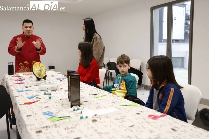 La concejala de Festejos y Tradiciones, Carmen Seguín, visita los talleres de manualidades del Año Nuevo Chino en la Torre de los Anaya. Fotos: David Sañudo