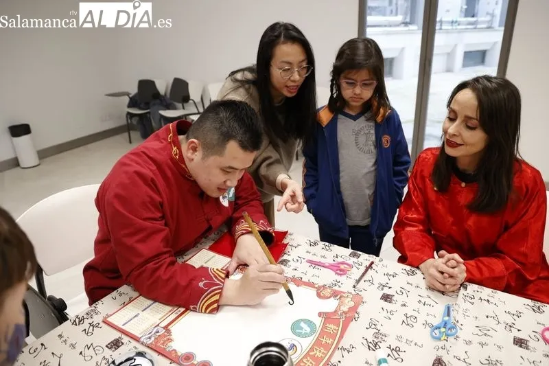 La concejala de Festejos y Tradiciones, Carmen Seguín, visita los talleres de manualidades del Año Nuevo Chino en la Torre de los Anaya. Fotos: David Sañudo
