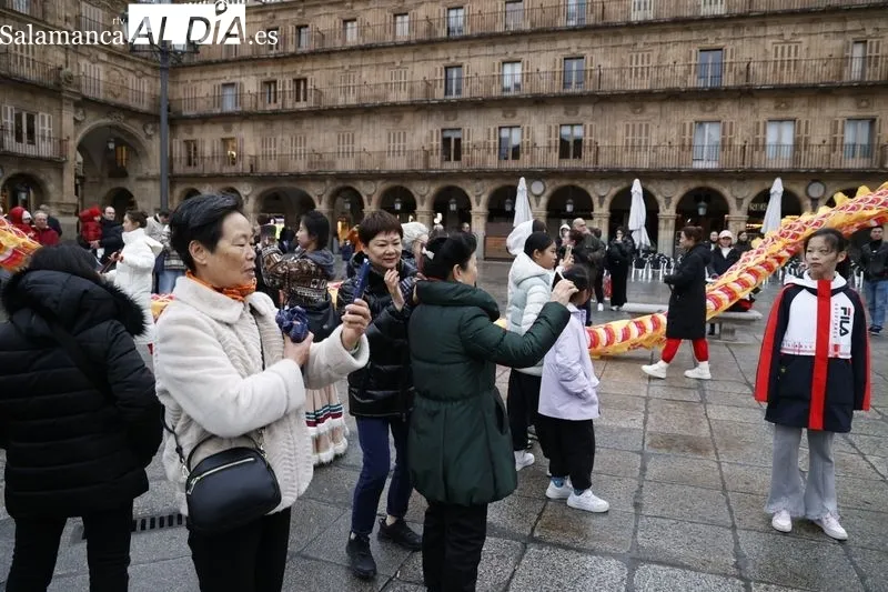 Pasacalles ‘Baile del dragón y leones’ por la Plaza Mayor. Fotos: David Sañudo