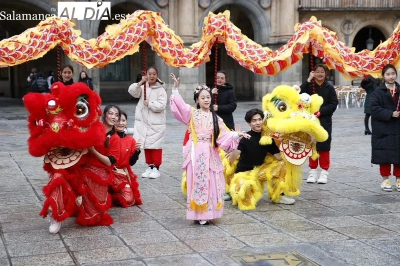Pasacalles ‘Baile del dragón y leones’ por la Plaza Mayor. Fotos: David Sañudo