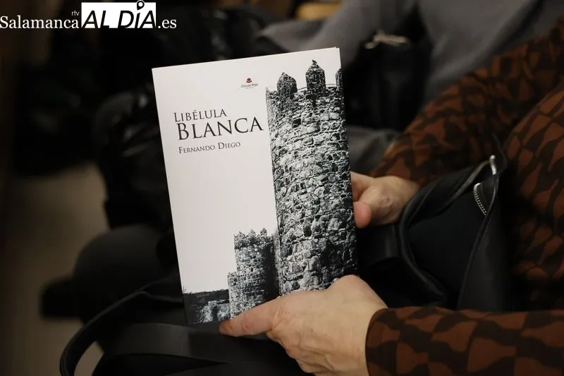 El médico salmantino Fernando Diego Domínguez, ha presentado su novela 'Libélula Blanca'