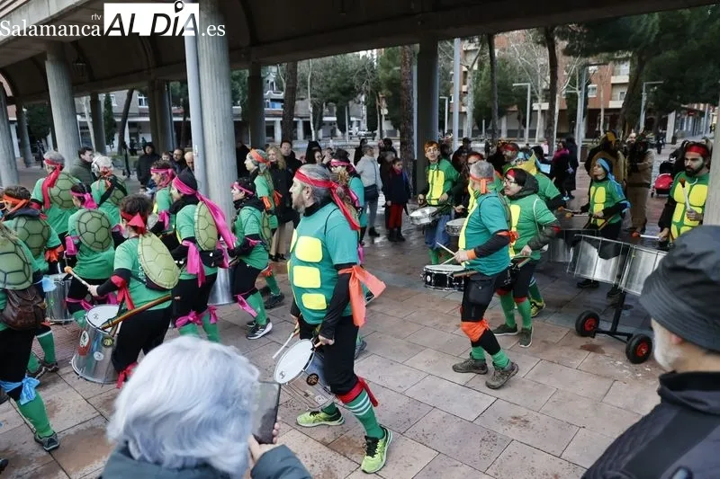 Batucada Blocco Charro y pasacalles de disfraces en Garrido. Fotos: David Sañudo