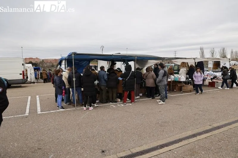 Ambiente este domingo en la ribera del Tormes y en el Rastro. Fotos: David Sañudo