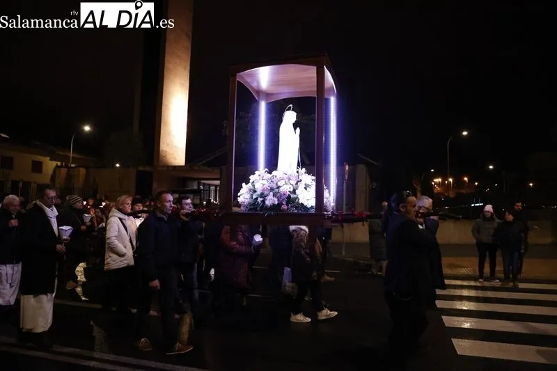 Tradicional procesión con velas por la fiesta de Nuestra Señora de Lourdes. Fotos: David Sañudo