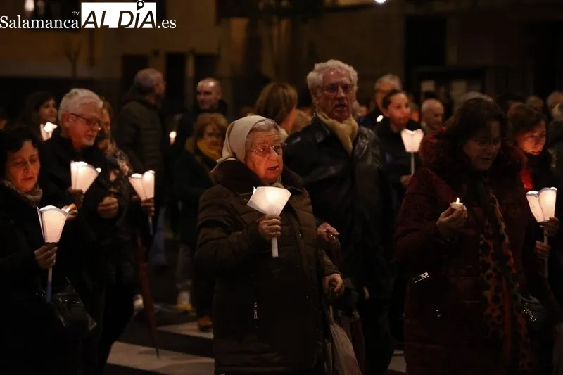 Tradicional procesión con velas por la fiesta de Nuestra Señora de Lourdes. Fotos: David Sañudo