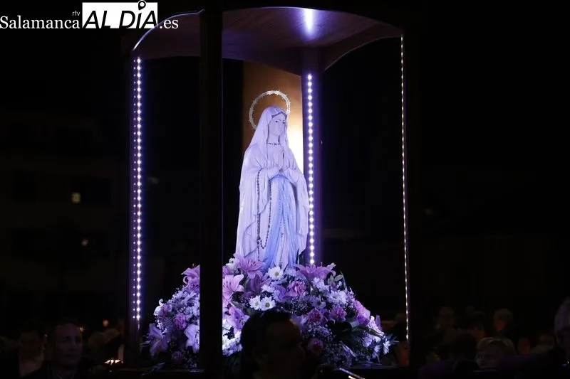 Tradicional procesión con velas por la fiesta de Nuestra Señora de Lourdes. Fotos: David Sañudo