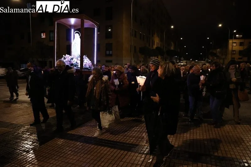 Tradicional procesión con velas por la fiesta de Nuestra Señora de Lourdes. Fotos: David Sañudo