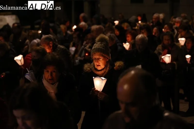 Tradicional procesión con velas por la fiesta de Nuestra Señora de Lourdes. Fotos: David Sañudo