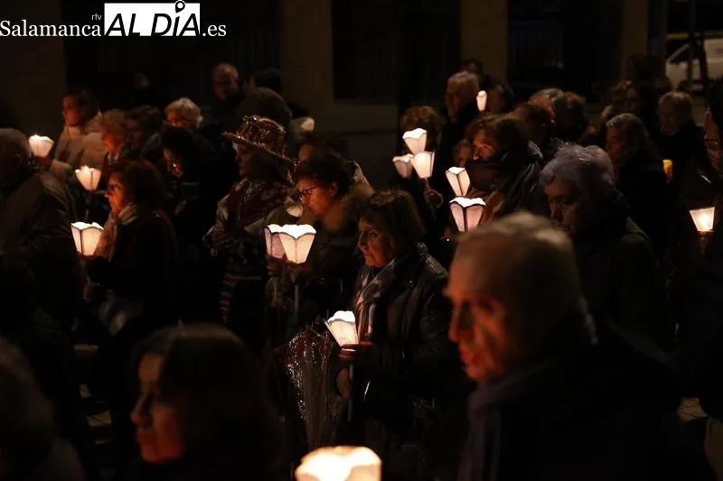 Tradicional procesión con velas por la fiesta de Nuestra Señora de Lourdes. Fotos: David Sañudo