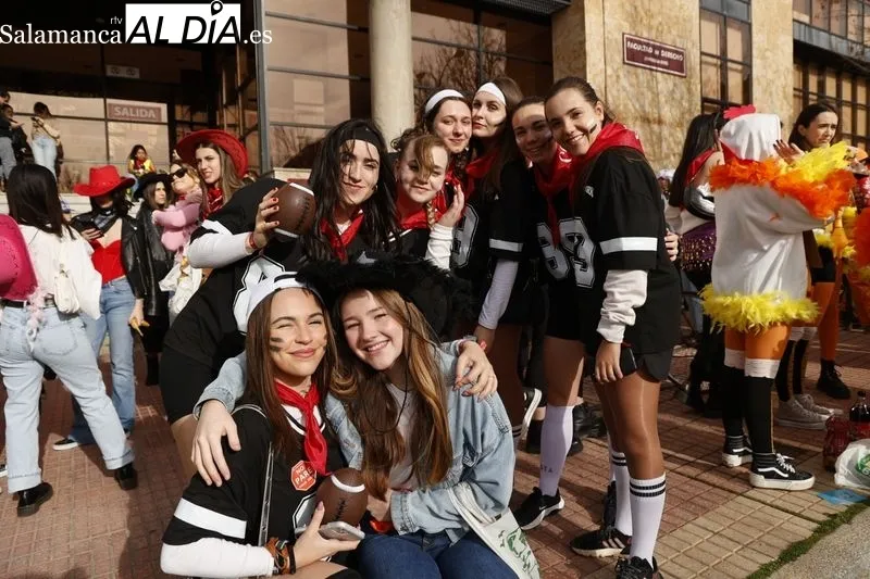 Universitarios celebran el CODEX con charanga y disfraces | FOTOS: David Sañudo 