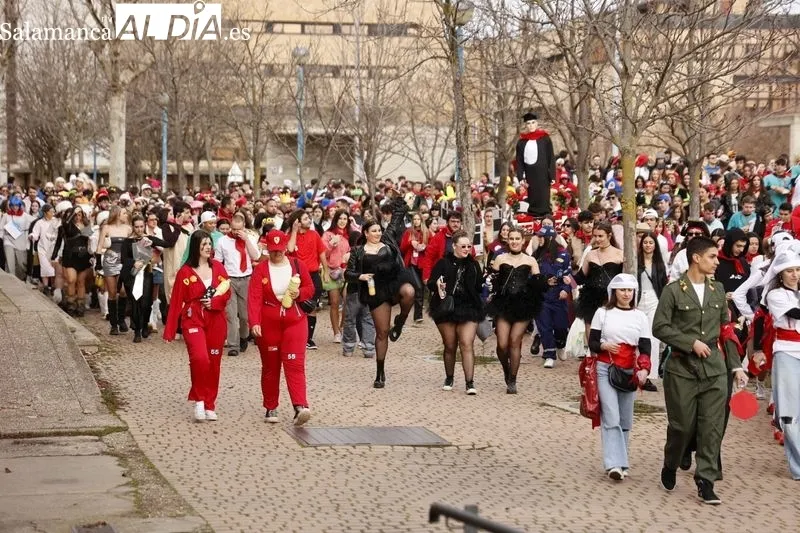 Universitarios celebran el CODEX con charanga y disfraces | FOTOS: David Sañudo 