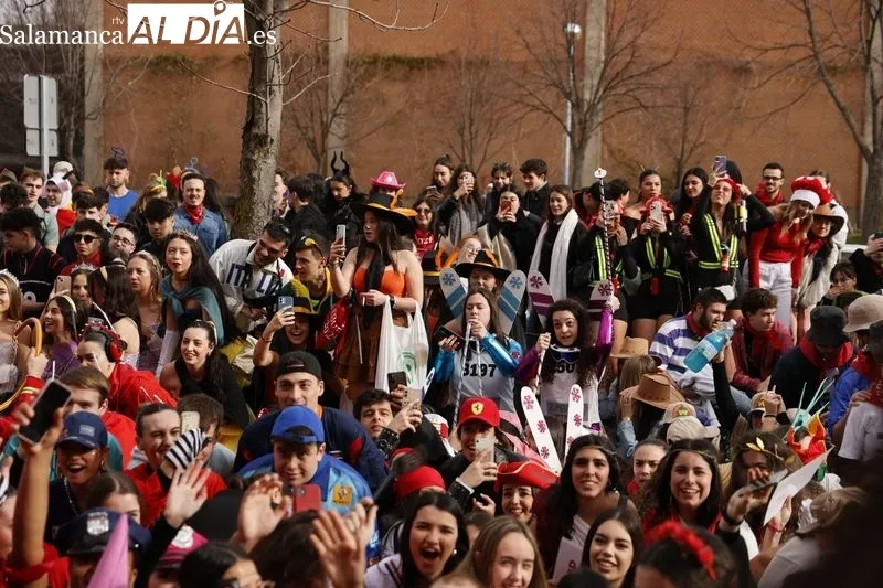 Universitarios celebran el CODEX con charanga y disfraces | FOTOS: David Sañudo 