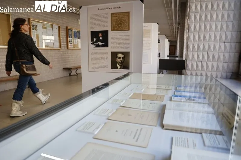 Llega a Salamanca la exposición que explica la visita de Albert Einstein a España | FOTOS: David Sañudo 