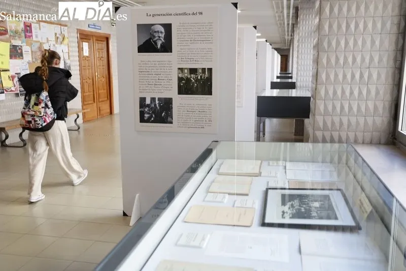 Llega a Salamanca la exposición que explica la visita de Albert Einstein a España | FOTOS: David Sañudo 
