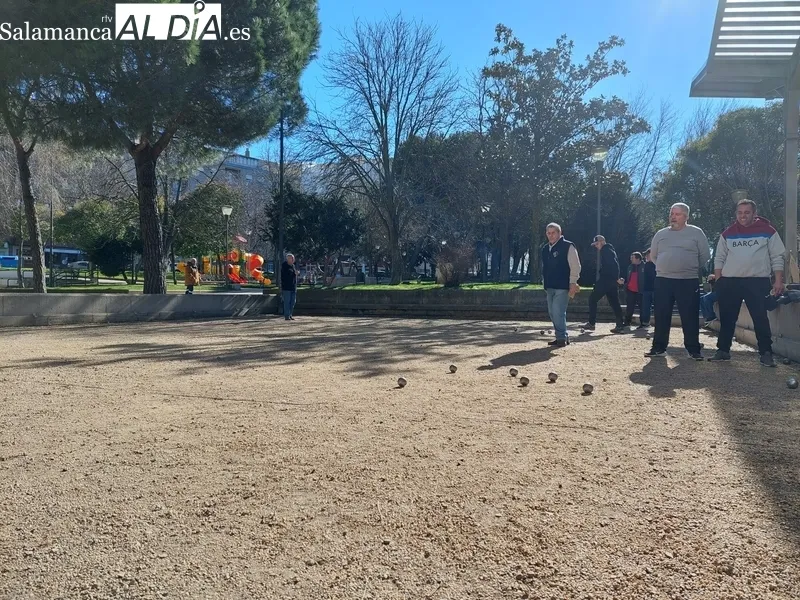 Jugadores de petanca en el Parque Picasso.