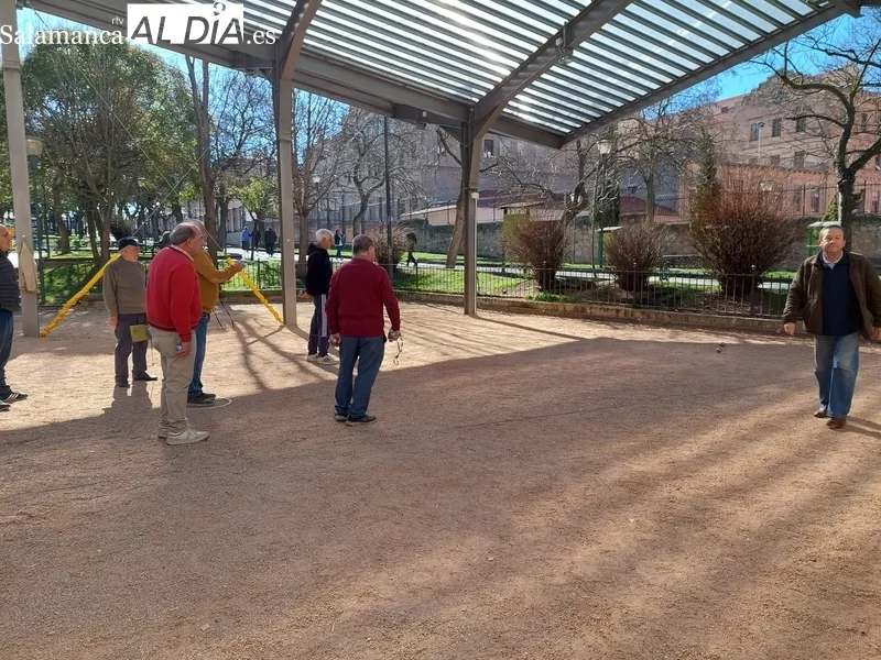 Jugadores de petanca en el Parque Picasso.