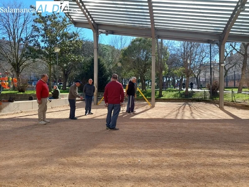 Jugadores de petanca en el Parque Picasso.