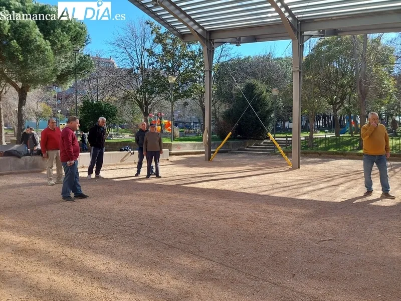 Jugadores de petanca en el Parque Picasso.