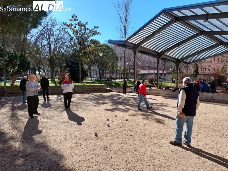 Jugadores de petanca en el Parque Picasso.