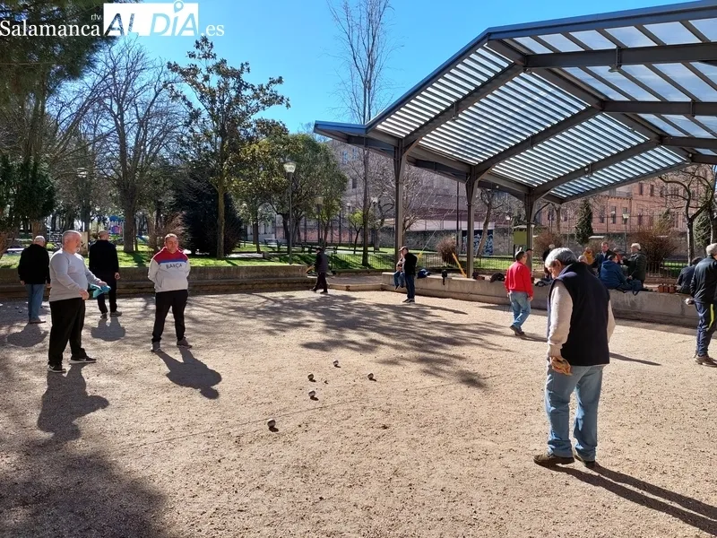 Jugadores de petanca en el Parque Picasso.