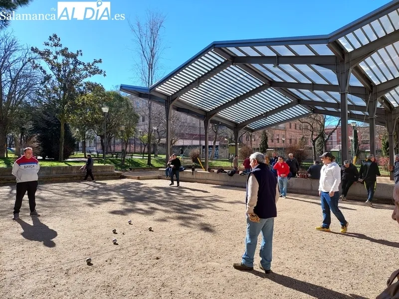 Jugadores de petanca en el Parque Picasso.