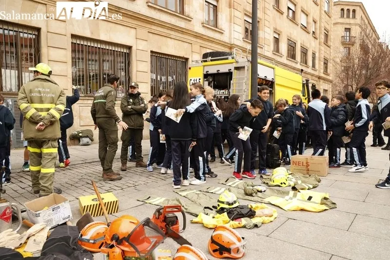 Agentes medioambientales con escolares del colegio Amor de Dios en la calle Rector Tobar de Salamanca. Fotos: David Sañudo