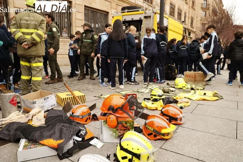 Agentes medioambientales con escolares del colegio Amor de Dios en la calle Rector Tobar de Salamanca. Fotos: David Sañudo