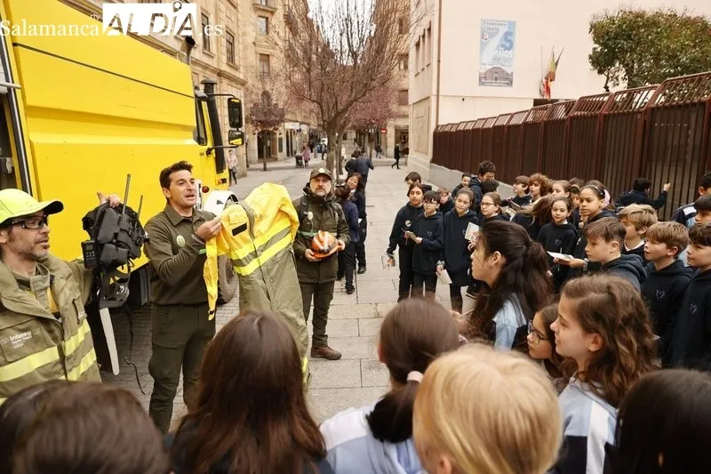 Agentes medioambientales con escolares del colegio Amor de Dios en la calle Rector Tobar de Salamanca. Fotos: David Sañudo