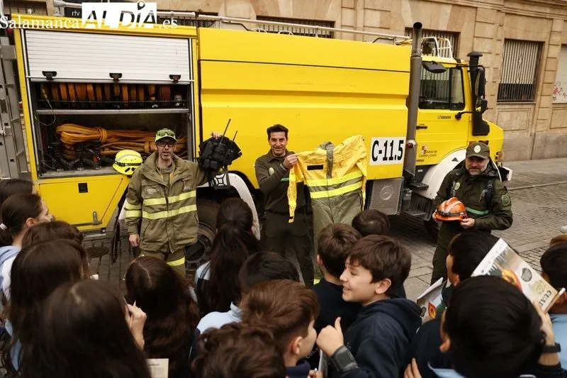 Agentes medioambientales con escolares del colegio Amor de Dios en la calle Rector Tobar de Salamanca. Fotos: David Sañudo