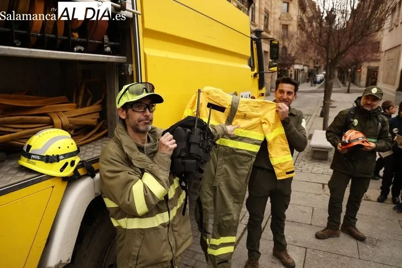 Agentes medioambientales con escolares del colegio Amor de Dios en la calle Rector Tobar de Salamanca. Fotos: David Sañudo