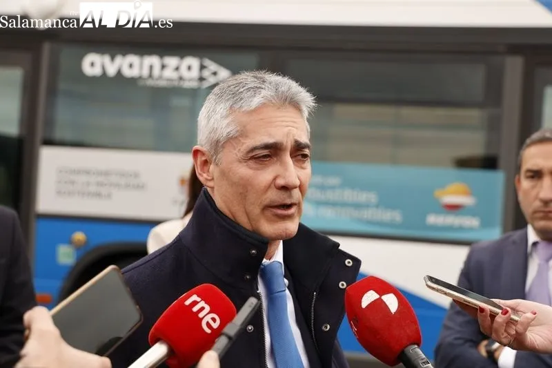 La directora general de Transportes y Logística de la Junta, Laura Paredes, y el gerente senior de Productos Energéticos de Repsol, Ángel Fernández, en la estación de autobuses de Salamanca. Fotos: David Sañudo