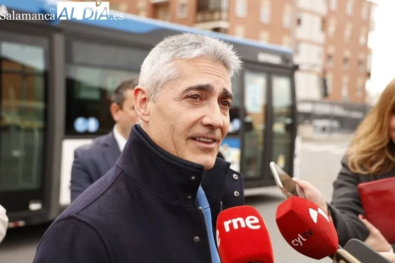 La directora general de Transportes y Logística de la Junta, Laura Paredes, y el gerente senior de Productos Energéticos de Repsol, Ángel Fernández, en la estación de autobuses de Salamanca. Fotos: David Sañudo