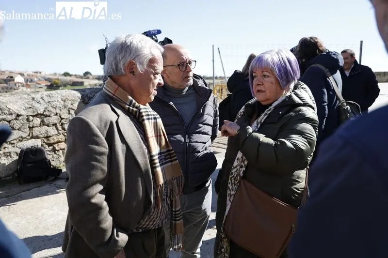 El consejero de Cultura, Turismo y Deporte, Gonzalo Santonja, visita la muralla de Ledesma tras el derrumbe de un tramo. Fotos: David Sañudo