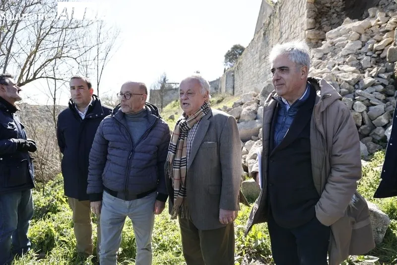 El consejero de Cultura, Turismo y Deporte, Gonzalo Santonja, visita la muralla de Ledesma tras el derrumbe de un tramo. Fotos: David Sañudo