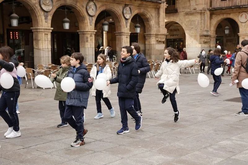 Alumnos y docentes salmantinos convierten la Plaza Mayor en una pista de baile | FOTOS: David Sañudo 