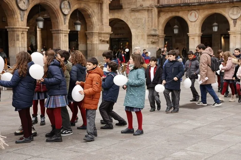 Alumnos y docentes salmantinos convierten la Plaza Mayor en una pista de baile | FOTOS: David Sañudo 