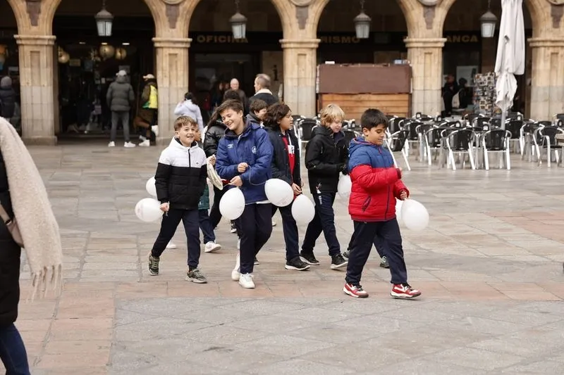 Alumnos y docentes salmantinos convierten la Plaza Mayor en una pista de baile | FOTOS: David Sañudo 