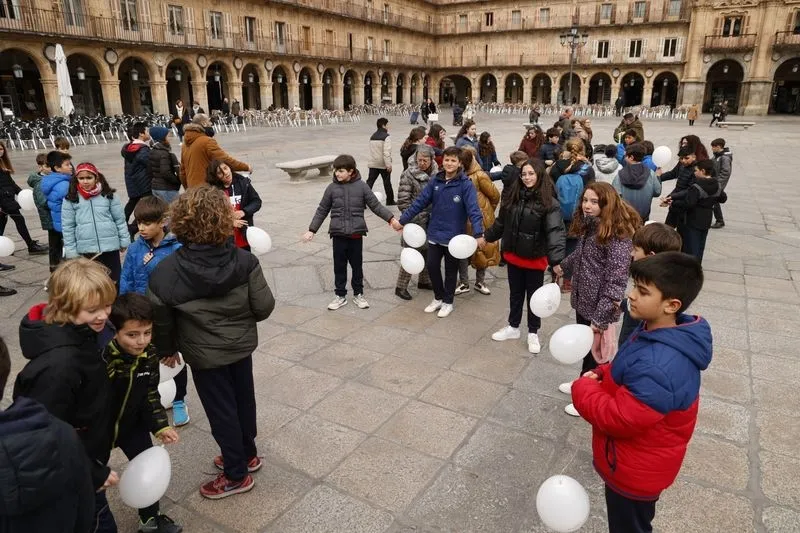 Alumnos y docentes salmantinos convierten la Plaza Mayor en una pista de baile | FOTOS: David Sañudo 