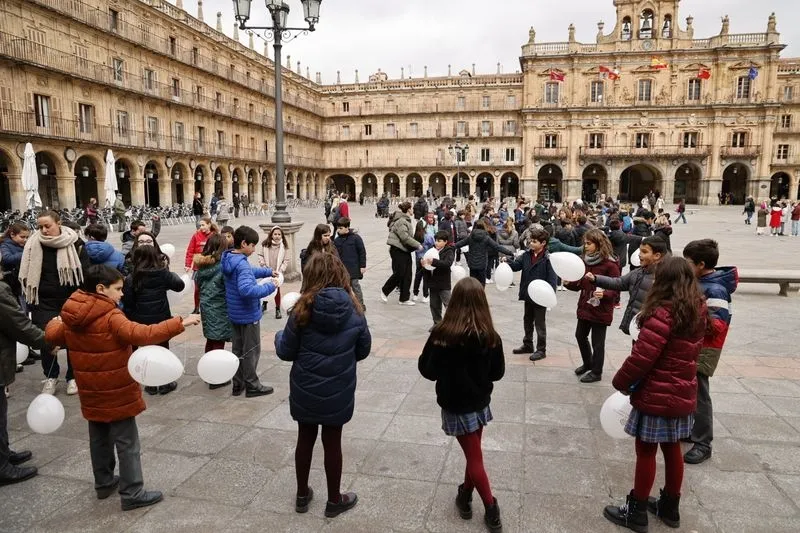 Alumnos y docentes salmantinos convierten la Plaza Mayor en una pista de baile | FOTOS: David Sañudo 
