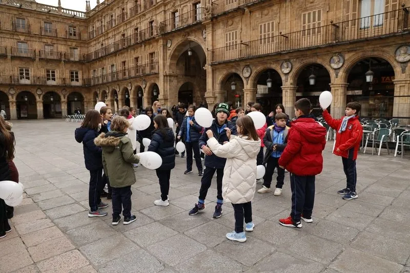Alumnos y docentes salmantinos convierten la Plaza Mayor en una pista de baile | FOTOS: David Sañudo 