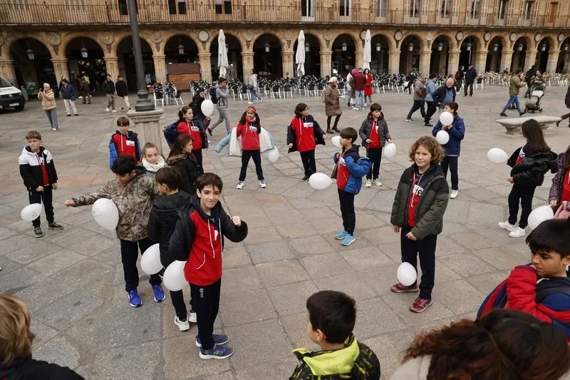 Alumnos y docentes salmantinos convierten la Plaza Mayor en una pista de baile | FOTOS: David Sañudo 