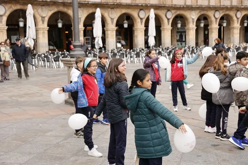 Alumnos y docentes salmantinos convierten la Plaza Mayor en una pista de baile | FOTOS: David Sañudo 