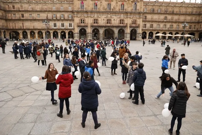 Alumnos y docentes salmantinos convierten la Plaza Mayor en una pista de baile | FOTOS: David Sañudo 