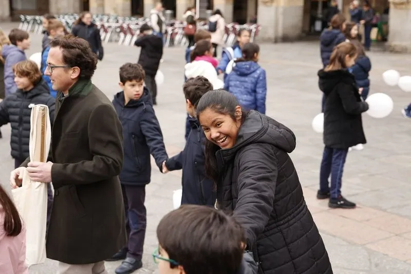 Alumnos y docentes salmantinos convierten la Plaza Mayor en una pista de baile | FOTOS: David Sañudo 