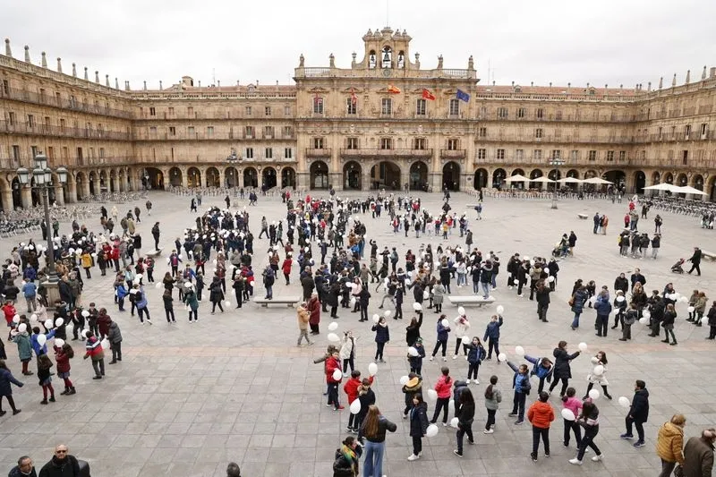 Alumnos y docentes salmantinos convierten la Plaza Mayor en una pista de baile | FOTOS: David Sañudo 